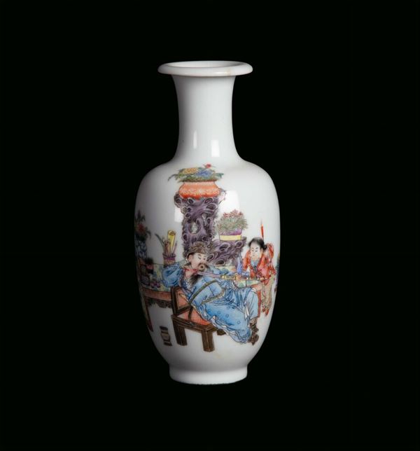 Small white porcelain vase with oriental representation, China, Republican Period, 20th century h cm 21, six-character mark under the base