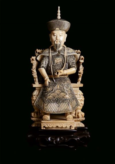 Scultura in Avorio Raffigurante Imperatore Seduto sul Trono, Cina, Periodo Repubblica, XX Secolo