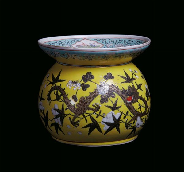 Vaso  in porcellana a fondo giallo con draghi, Cina, periodo Repubblica, XX secolo