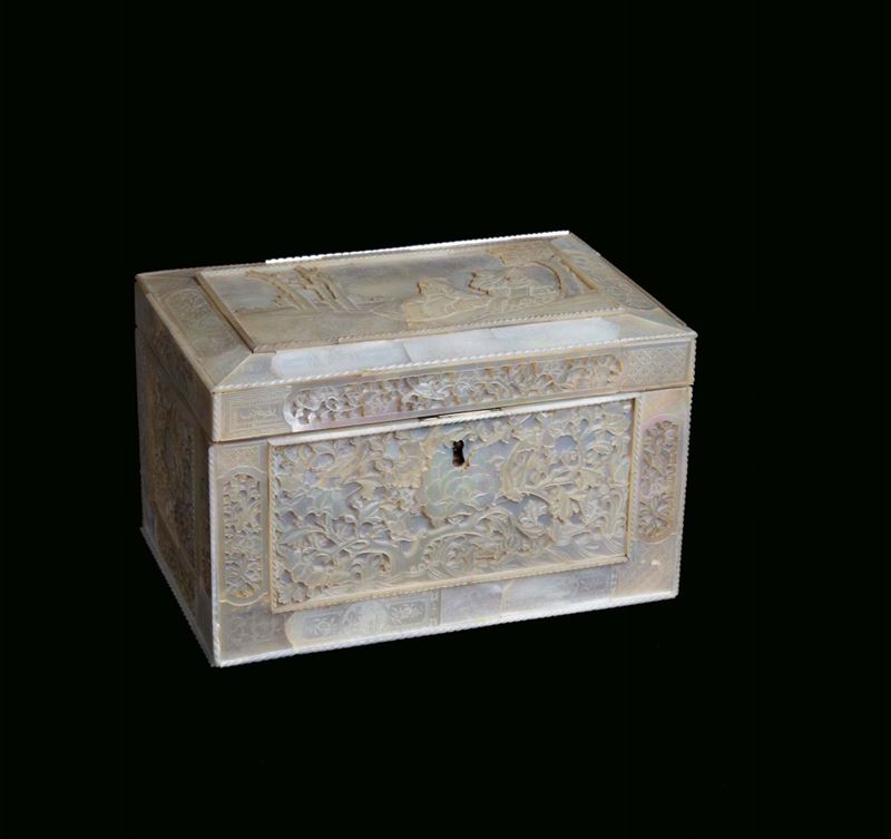 Mother-of-pearl slab box carved and decorated with floral motives, China, Qing Dynasty, 19th century cm 11x18x11,5  - Auction Fine Chinese Works of Art - Cambi Casa d'Aste