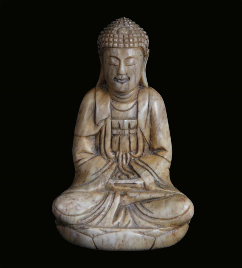 Piccolo Buddha in pietra saponaria, Cina, Dinastia Qing, inizio XIX secolo  - Asta Fine Chinese Works of Art - Cambi Casa d'Aste