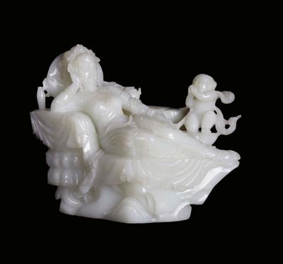 Scultura in Giada Bianca Raffigurante Donna Orientale Distesa con Putto, Cina, Periodo Repubblica...