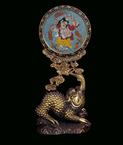 Scultura in Bronzo Dorato Raffigurante Cane di Pho che Regge una Placca in Cloisonnè Raffigurante...