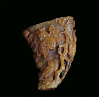 Coppa per Libagioni in Corno Intagliato Raffigurante Uccelli su Rami Fioriti, Cina, Canton, Dinas...