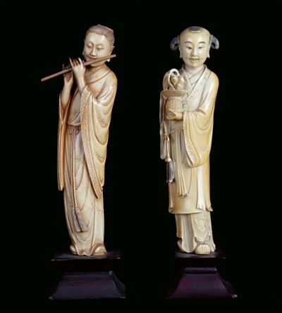 Coppia di Sculture in Avorio Raffigurante Figure Orientali con Ornamenti, Cina, Dinastia Qing, XI...
