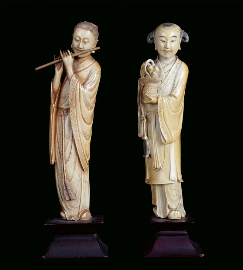Pair of ivory sculptures representing oriental figures with ornaments, China, Qing Dynasty, 19th century h cm 26 on wooden base  - Auction Fine Chinese Works of Art - Cambi Casa d'Aste