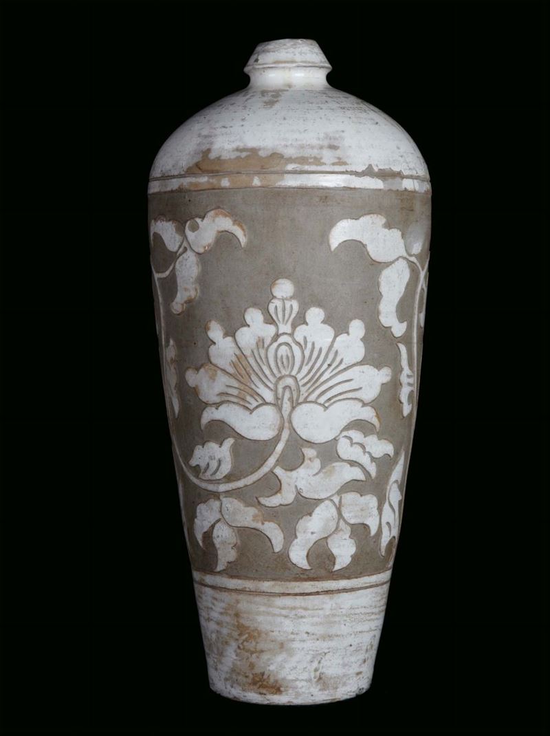 Vaso in grès CI ZU sulla tonalità bianca e beige con decoro floreale stilizzato, Cina, Dinastia Song (960-1279)  - Asta Fine Chinese Works of Art - Cambi Casa d'Aste