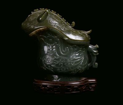 Vaso in Giada Spinacio a Forma di Animale Fantastico, Cina, XX Secolo