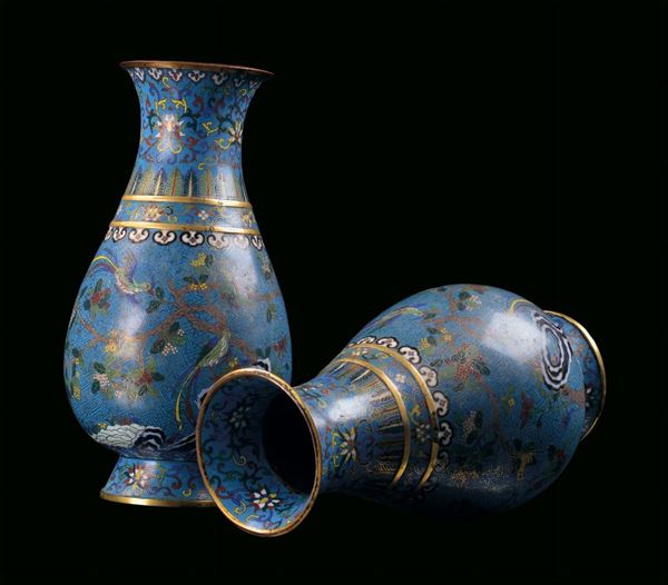 Coppia di vasi cloisonnè con decori  floreali e animali, h 36, Cina, Dinastia Qing, Periodo Jiaqing, (1796-1820)