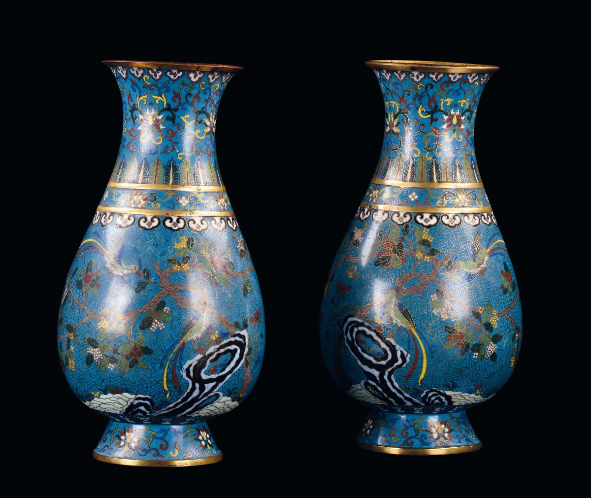 Coppia di Vasi Cloisonnè con Decori Floreali e Animali, H 36, Cina, Dinastia Qing, Periodo Jiaqin...