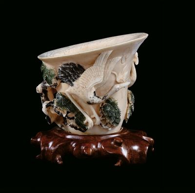 Coppa in Avorio Scolpito con Animali e Vegetazione Orientale, Base in Legno, Cina, Dinastia Qing,...