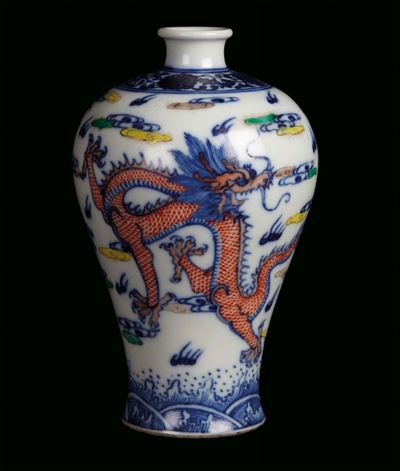 Vasetto in Porcellana Policroma Ducai Decorata con Draghi, Cina, Dinastia qing,XIX Secolo