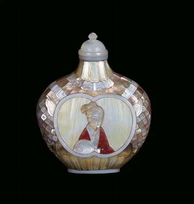Snuff Bottle in Madreperla con Profilo Femminile, Cina, Dinastia Qing, Inizio XIX Secolo