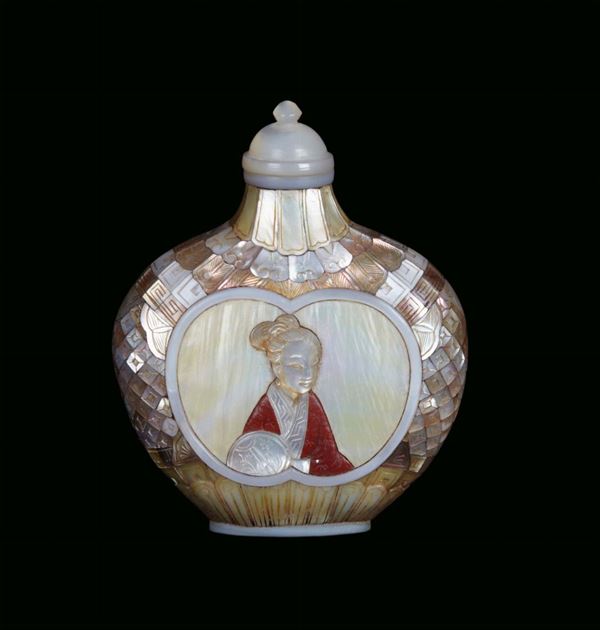 Mother-of-pearl snuff bottle with female profile, China, Qing Dynasty, beginning 19th century four-character post mark Qianlong under the base, h cm 7