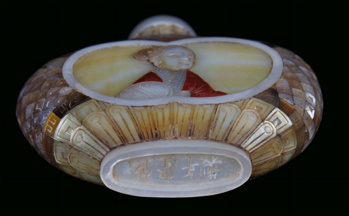 Snuff Bottle in Madreperla con Profilo Femminile, Cina, Dinastia Qing, Inizio XIX Secolo