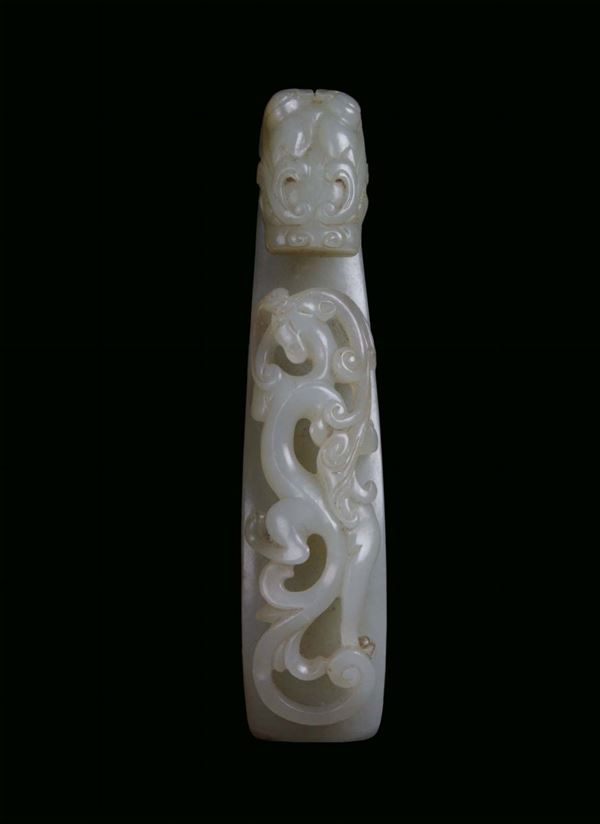 Fibbia in giada scolpita, Cina, Dinastia Qing, Periodo Qianlong (1736-1795)