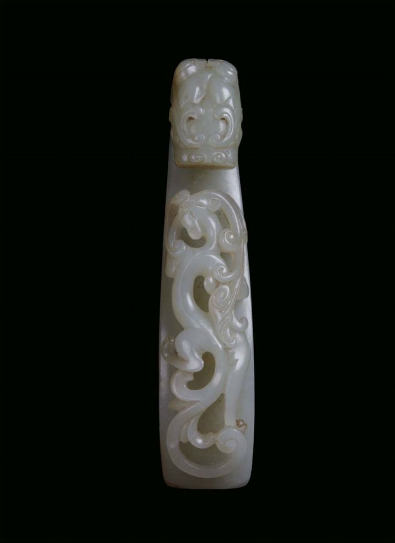 Jade carved buckle, China, Qing Dynasty, Qianlong Period (1736-1795), length cm 11  - Auction Fine Chinese Works of Art - Cambi Casa d'Aste