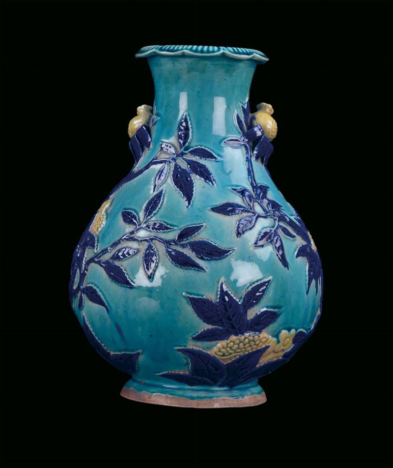 Vaso in grès sulla tonalità dell'azzurro con decorazione vegetale in blu e fiori gialli modellati a rilievo, Cina, Dinastia Qing  - Asta Fine Chinese Works of Art - Cambi Casa d'Aste