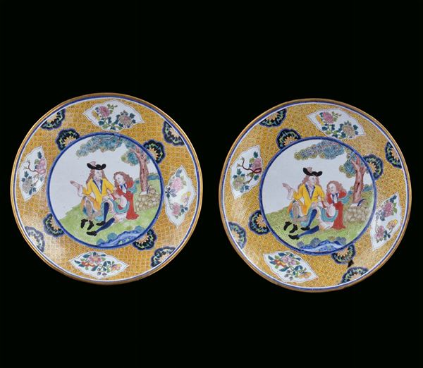 Pair of enameled copper plates with India Company decoration, China, Qing Dynasty, Qianlong Period (1736-1795), probably drawing by Cornelius Pronc, diameter cm 27,5