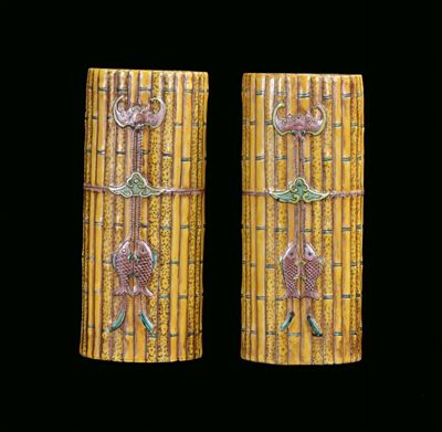 Coppia di Vasi in Porcellana Sagomata a Forma di Bamboo con Rilievi di Pesci e Pipistrelli, Cina,...