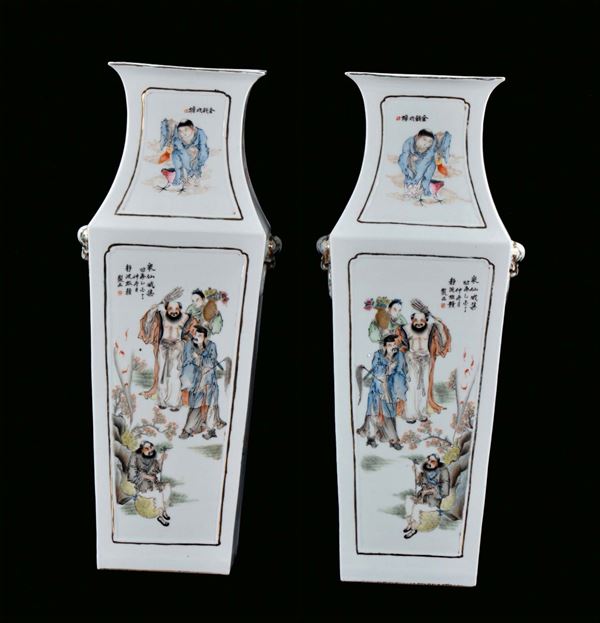 Coppia di vasi a sezione quadrata in porcellana  decorata in policromia con saggi taoisti ed ideogrammi, Cina, Dinastia Qing, fine XIX secolo