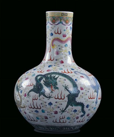 Vaso in Porcellana con Corpo Ad Ampolla, Decoro con Draghi in Policromia, Cina, Periodo Repubblic...