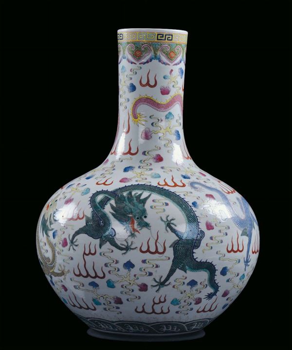 Vaso in porcellana con corpo ad ampolla, decoro con draghi in policromia, Cina, Periodo Repubblica, XX secolo