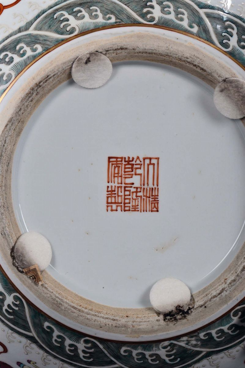 Vaso in Porcellana con Corpo Ad Ampolla, Decoro con Draghi in Policromia, Cina, Periodo Repubblic...