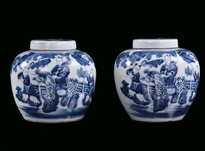 Coppia di Vasi con Coperchio in Porcellana Bianca e Blu con Figure, Cina, XX Secolo