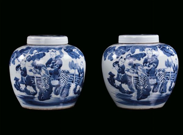Coppia di vasi con coperchio in porcellana bianca e blu con figure, Cina, XX secolo