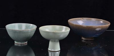 Lotto Composto da Tre Ciotole di Cui Due Celadon e una in Ceramica Blu, Cina, XX Secolo