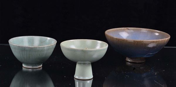 Lotto composto da tre ciotole di cui due celadon e una in ceramica blu, Cina, XX secolo