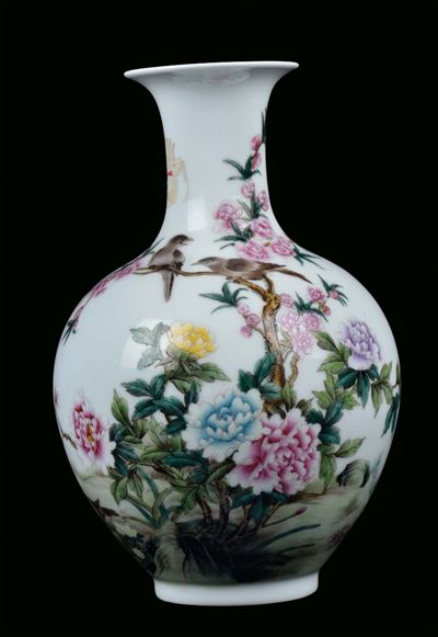 Vaso in Porcellana Policroma con Soggetto Naturalistico Famiglia Rosa, Cina, Periodo Repubblica, ...