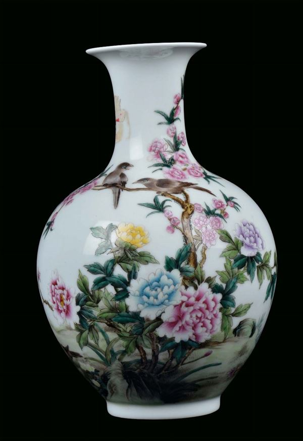 Polychrome Famille Rose porcelain vase with naturalistic subject, China, Republican Period, 20th century h cm 31,5, post marked Qianlong