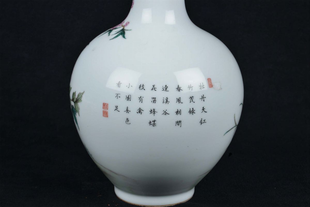 Vaso in Porcellana Policroma con Soggetto Naturalistico Famiglia Rosa, Cina, Periodo Repubblica, ...