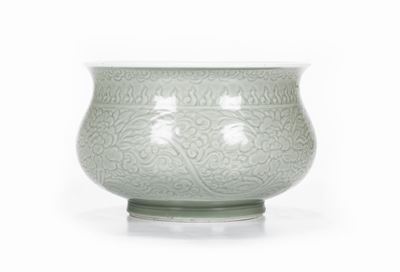 Catino in Porcellana Celadon con Decoro Inciso Floreale Stilizzato, Cina, Dinastia Qing, XIX Seco...