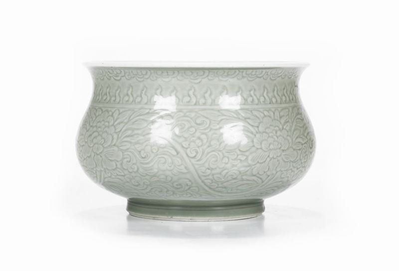 Celadon porcelain basin with carved stylized floral decoration, China, Qing Dynasty, 19th centurycm 15x22,5  - Auction Chinese Works of Art - Cambi Casa d'Aste