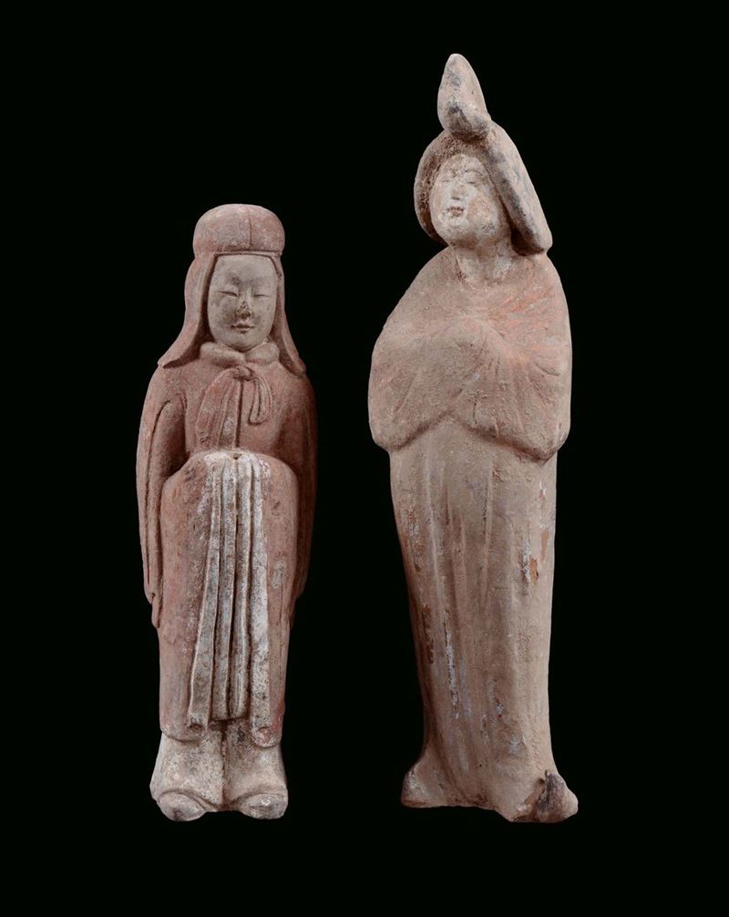 Two earthen sculptures with traces of polychrome representing courtesans, China, Tang Dynasty, 10th century  h cm 34 e 27,5  - Auction Fine Chinese Works of Art - Cambi Casa d'Aste