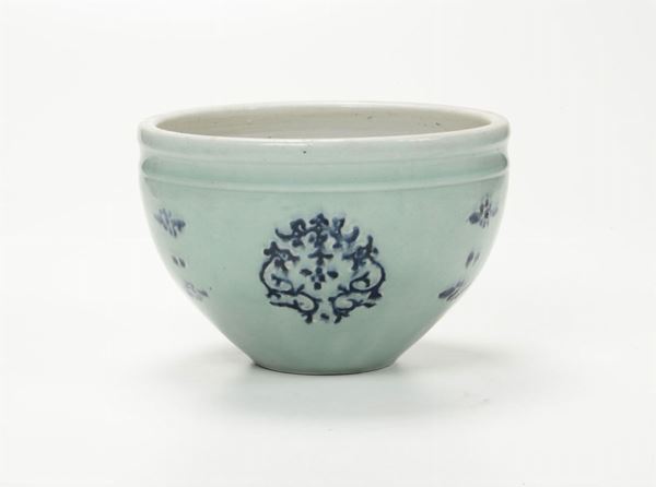 Cache-pot in porcellana con decori stilizzati sul blu, Cina, XX secolo
