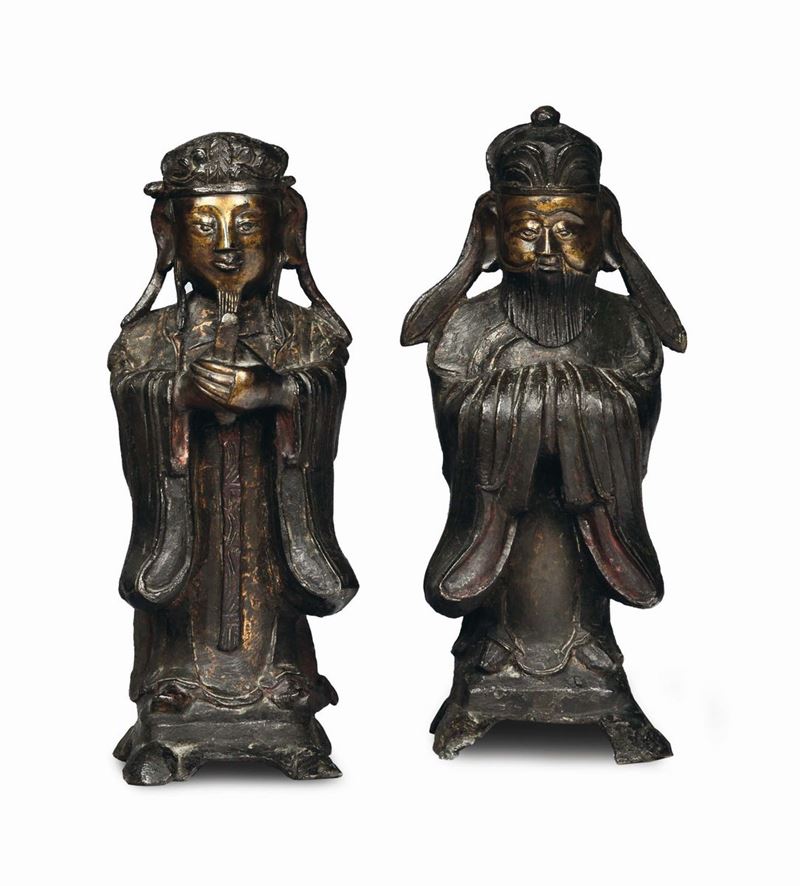 Pair of bronze dignitaries, China, Ming Dynasty, 17th century, traces of gold, h cm 27 and cm 28  - Auction Fine Chinese Works of Art - Cambi Casa d'Aste