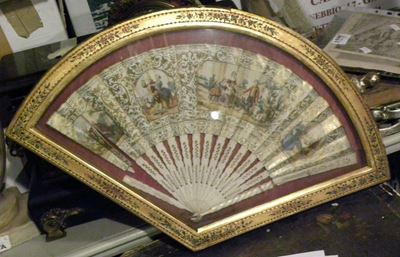 Ventaglio Decorato con Scene Galanti e Paesaggi