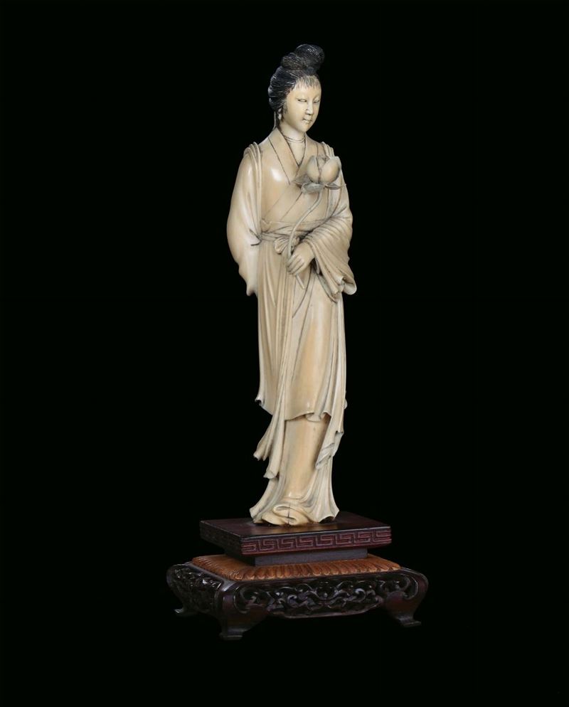 Ivory female figure, China, Qing Dynasty, 19th century h cm 17,5  - Auction Fine Chinese Works of Art - Cambi Casa d'Aste