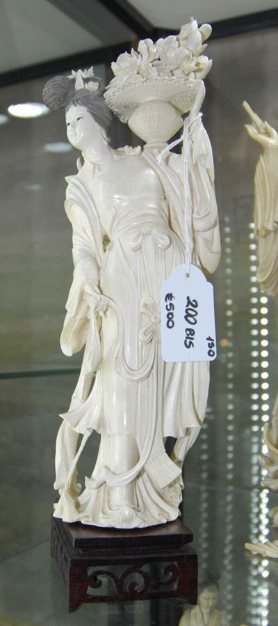 Statuina in Avorio Raffigurante Dama