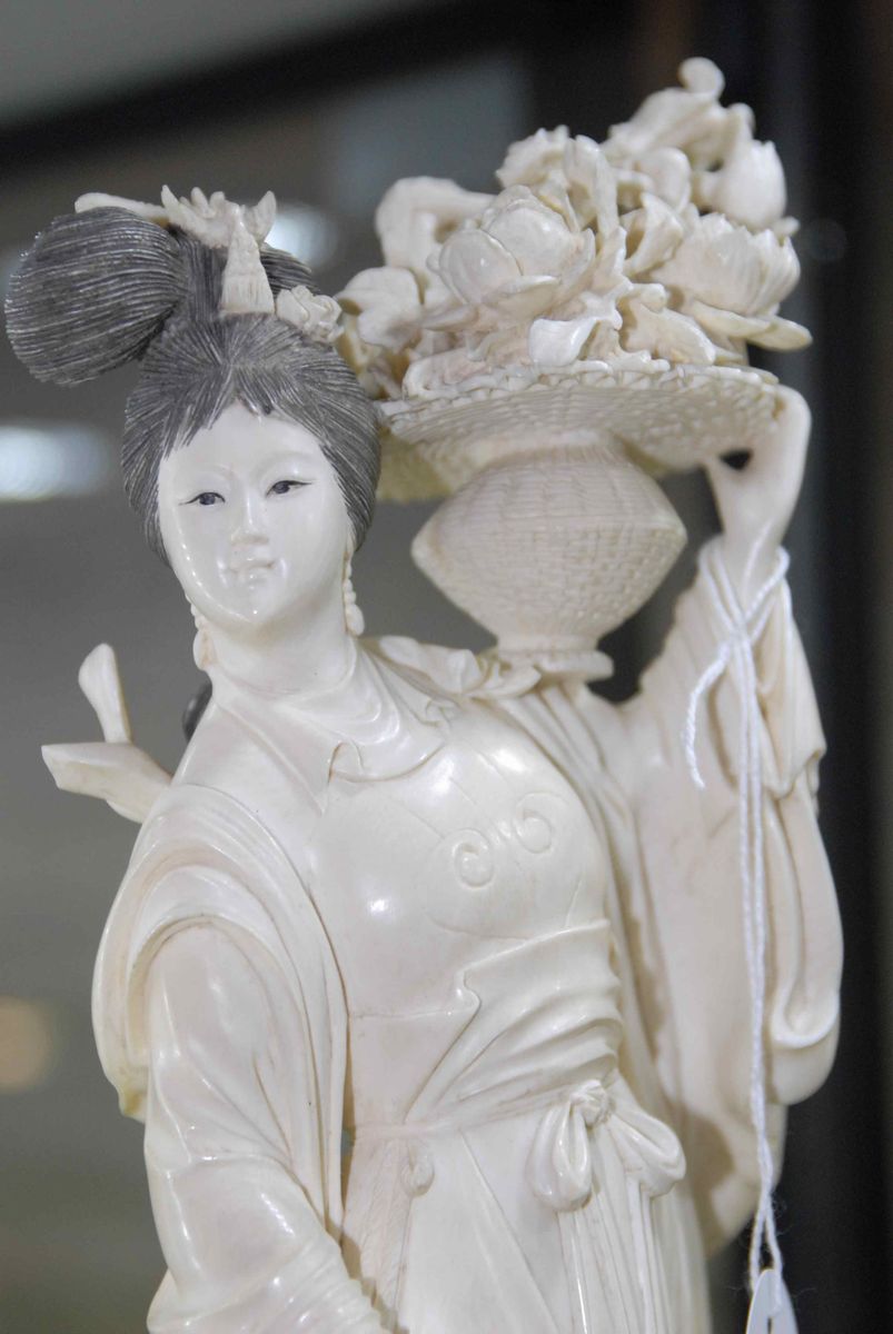 Statuina in Avorio Raffigurante Dama