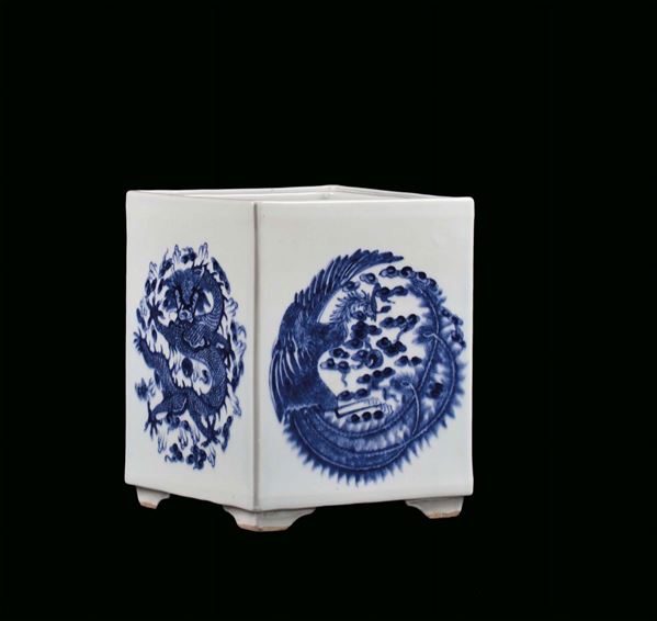 Cachepot a sezione quadrata in porcellana bianca e blu, Cina, Dinastia Qing, XIX secolo