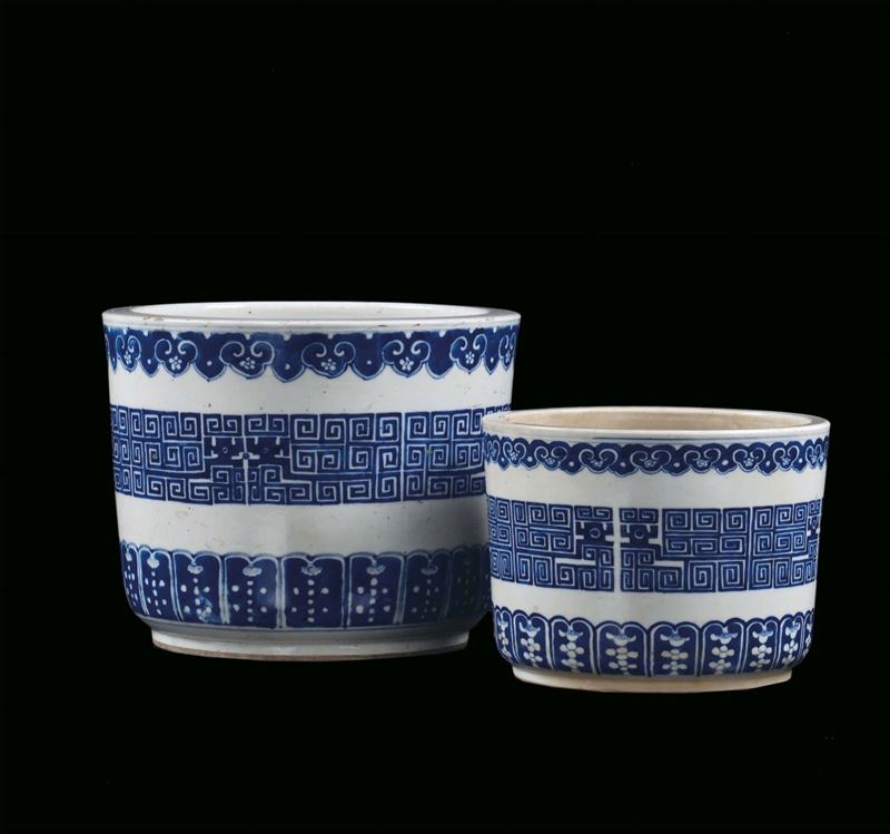 Set di due cachepots in porcellana bianca e blu, Cina, Dinastia Qing, XIX secolo  - Asta Fine Chinese Works of Art - Cambi Casa d'Aste