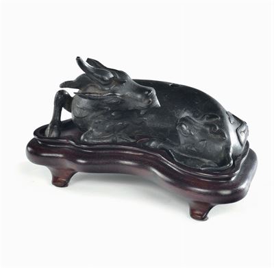 Statua Raffigurante Animale in Bronzo su Base in Legno di Homu, Cina, Dinastia Ming, XVII Secolo