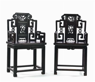 Due Sedie Intagliate in Legno di Homu con Decoro a Funghi, Cina, Dinastia Qing, XIX Secolo