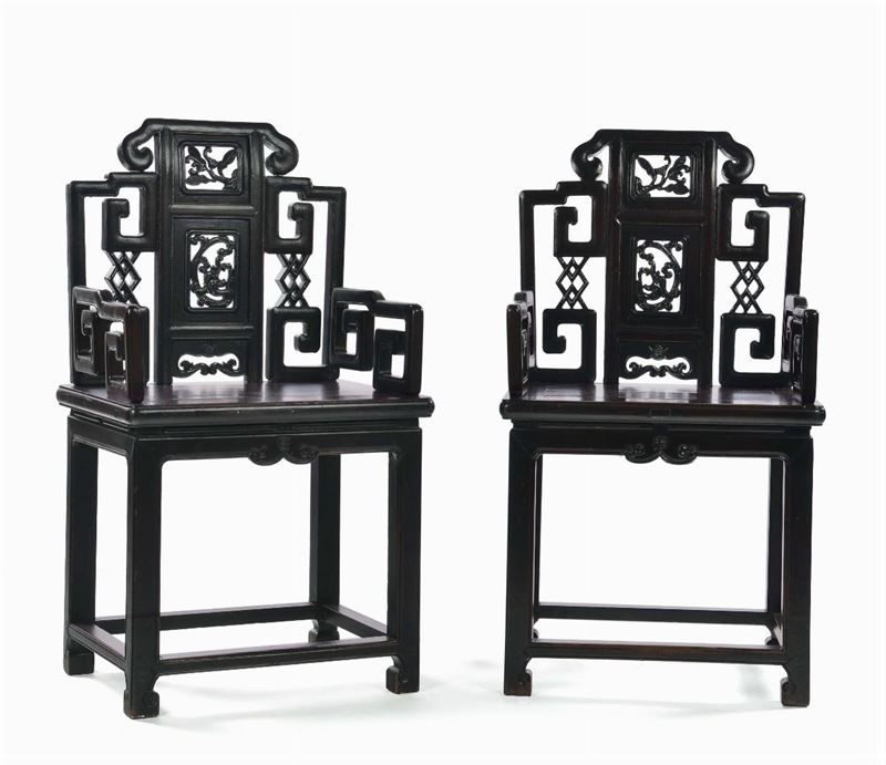 Due sedie intagliate in legno di Homu con decoro a funghi, Cina, Dinastia Qing, XIX secolo  - Asta Fine Chinese Works of Art - Cambi Casa d'Aste
