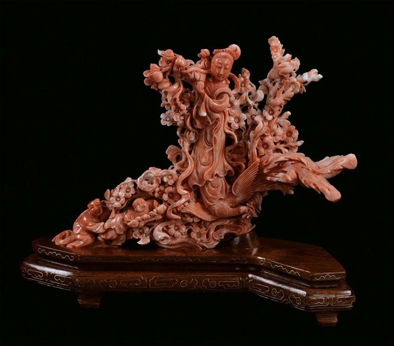 Gruppo in corallo con Guanyin contornata da fiori , Cina, XX secolo  - Asta Fine Chinese Works of Art - Cambi Casa d'Aste